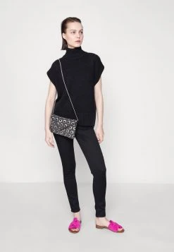 Anna Field Vaqueros Slim Fit - Black Denim, Mujer -LuxeTrend Ventas 5d5d4bd7aaea4b7582a6bd522c573acd